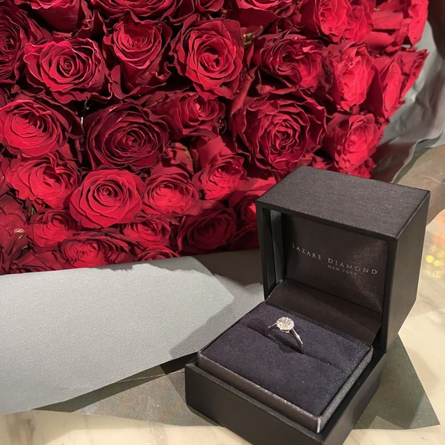 【ラザール ダイヤモンド(LAZARE DIAMOND)の口コミ】 中央のダイヤを中心に小さいダイヤがまわりに配置してある取り巻きリング…