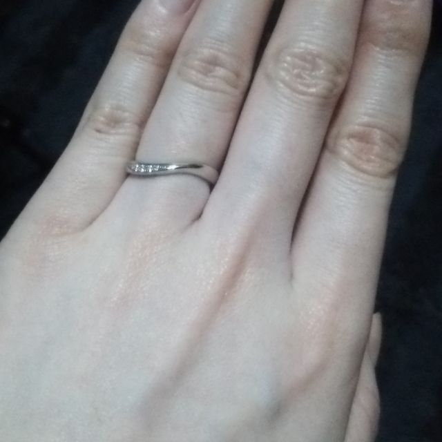 【JEWELRY  KAMATA(ジュエリーかまた)の口コミ】 やっぱりシンプルよりもキラキラしてる方が好きで小指側にキラキラで、ウ…