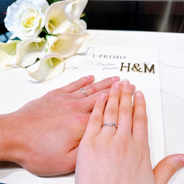 【アイプリモ(I-PRIMO)の口コミ】 女性用はダイヤモンドがウェーブ状に付いていて、どの角度から見ても可愛…