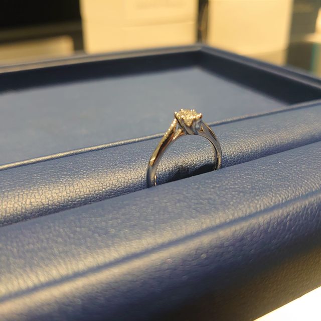 【銀座ダイヤモンドシライシの口コミ】 シンプルながら、少し遊びがあり、高さもあるデザインで探していたところ…