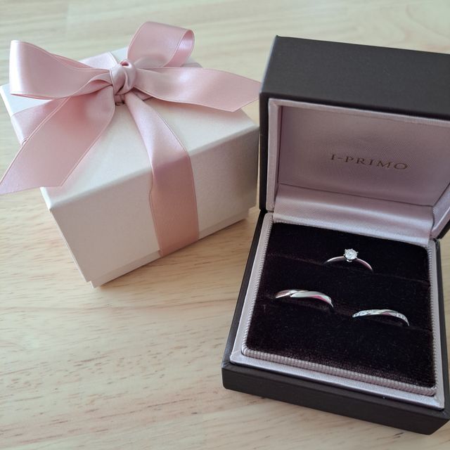 【アイプリモ(I-PRIMO)の口コミ】 緩やかなウェーブとマットなデザインが良い。奥さんの指輪は二ヶ所にダイ…
