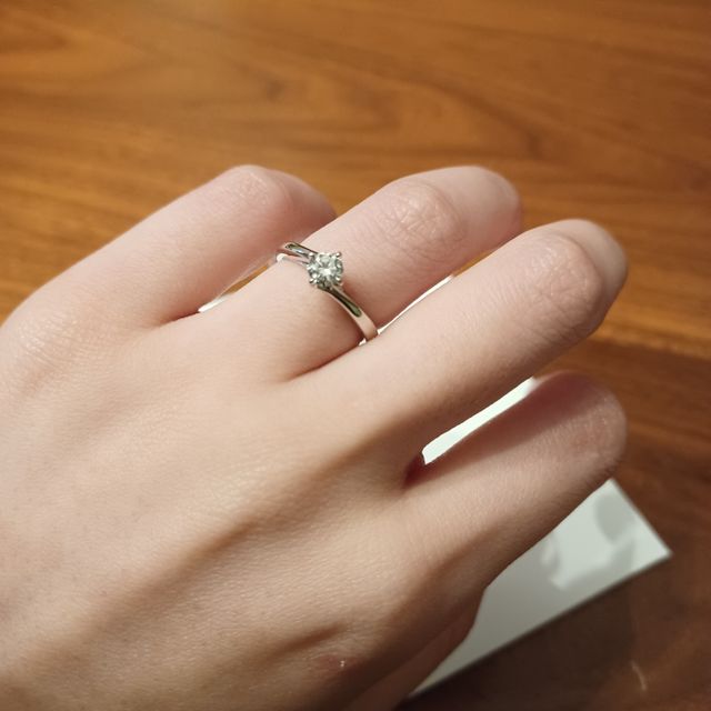 【ラザール ダイヤモンド(LAZARE DIAMOND)の口コミ】 少しウェーブがかかってるのに、結婚指輪とも重ねづけしやすいデザイン。…