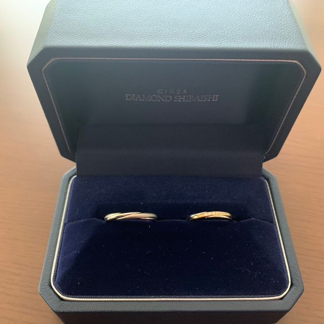 【銀座ダイヤモンドシライシの口コミ】 シルバーのみではなく、ゴールドが斜めに入っている点がお気に入りです！
…