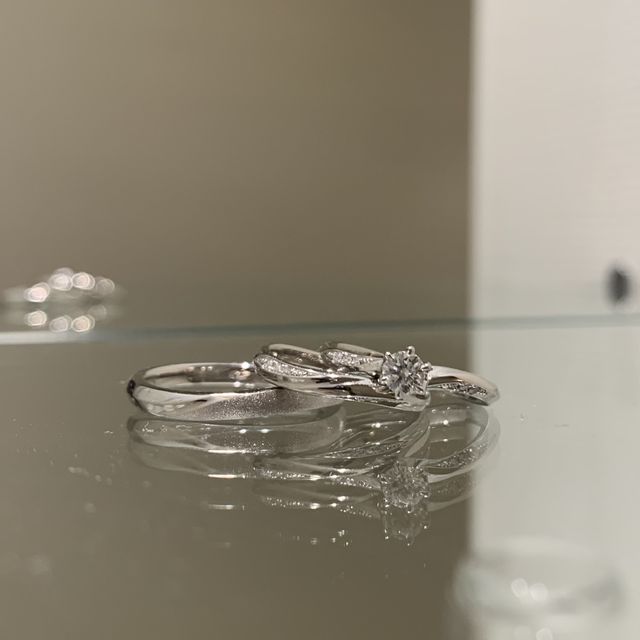 【銀座ダイヤモンドシライシの口コミ】 ウェーブのデザインが指を細く、長く見せてくれるためこちらにしました。…