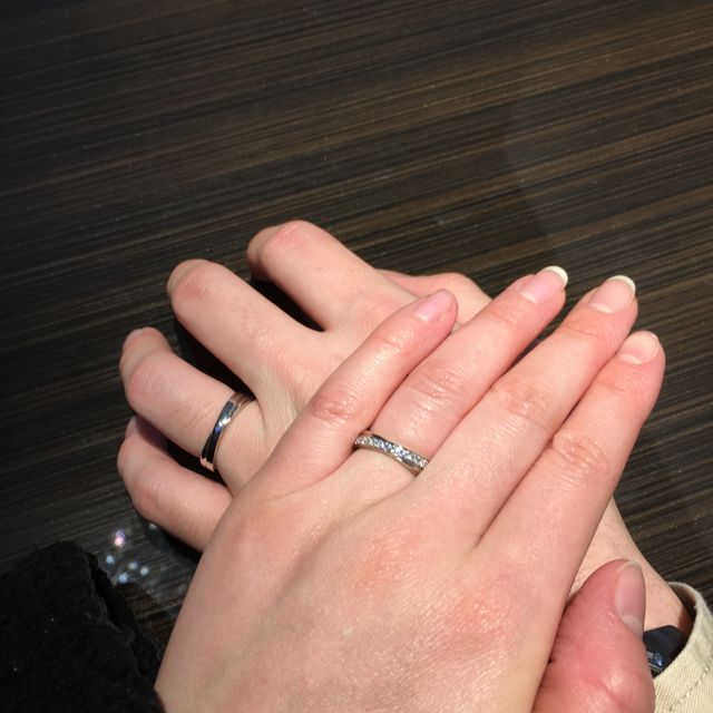 【COLANY(コラニー)の口コミ】 彫刻も迷いましたが、イニシャルとハートと日付を入れてもらいました！

…