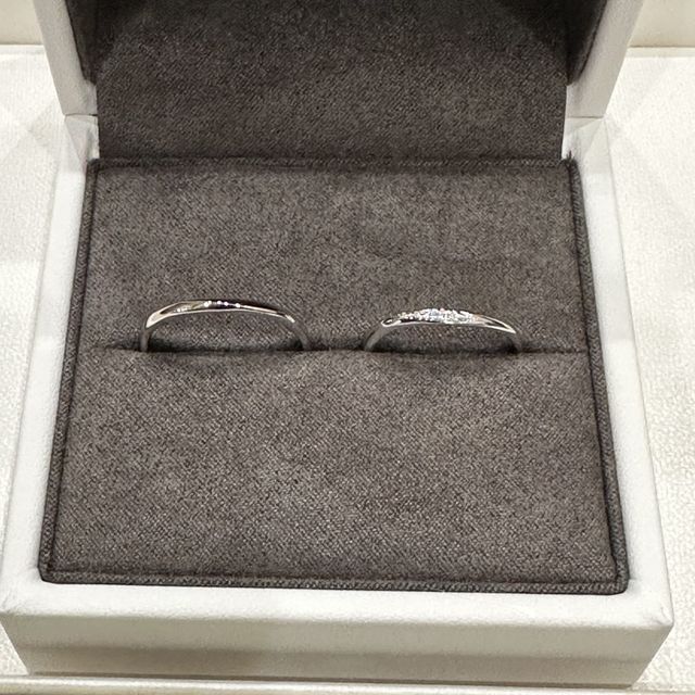 【1122 iifuufu bridal(いい夫婦ブライダル)の口コミ】 さりげなくダイヤがあしらってあり、見せて貰ったどれよりも指が華奢に見…