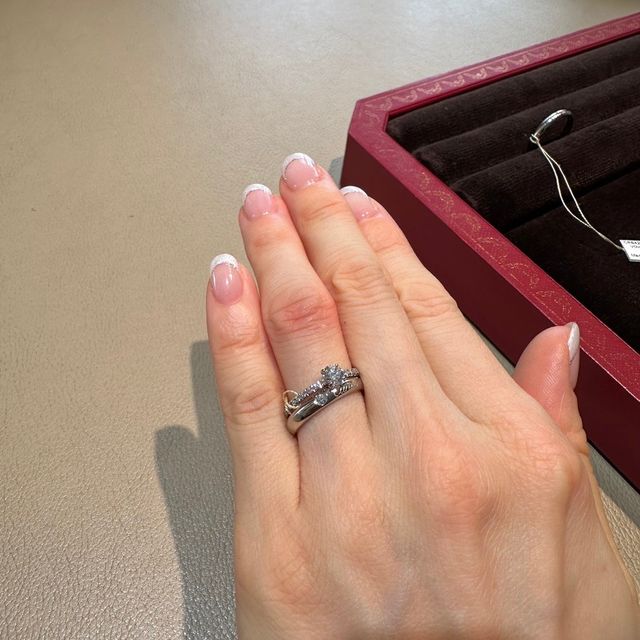 【カルティエ(Cartier)の口コミ】 いずれ結婚指輪との重ね付けをしたいと思っており、アームが細いエタンセ…