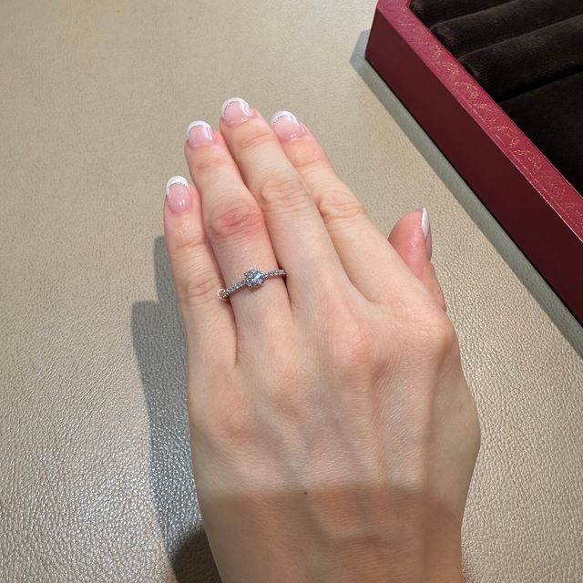 【カルティエ(Cartier)の口コミ】 いずれ結婚指輪との重ね付けをしたいと思っており、アームが細いエタンセ…