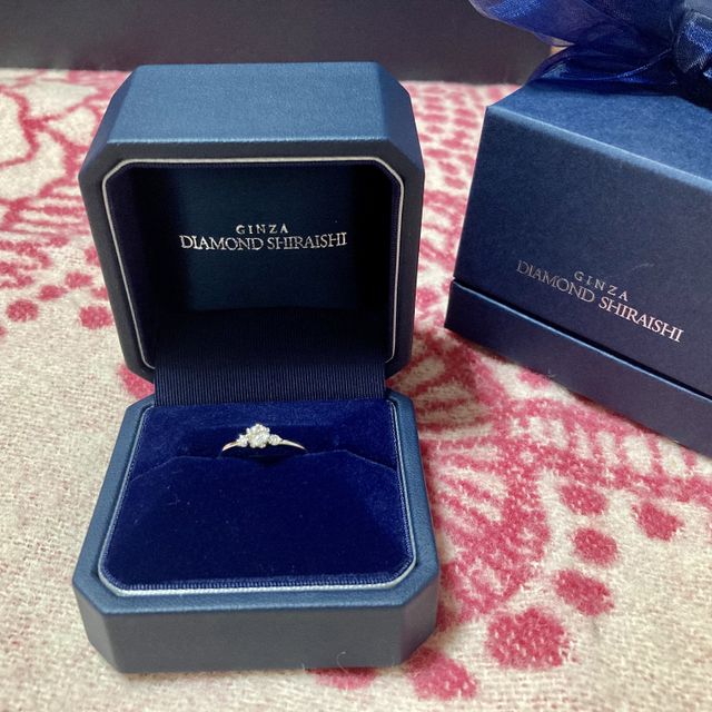 【銀座ダイヤモンドシライシの口コミ】 お花のようなデザインがとても可愛いです。ダイヤモンドがとにかくキラキ…