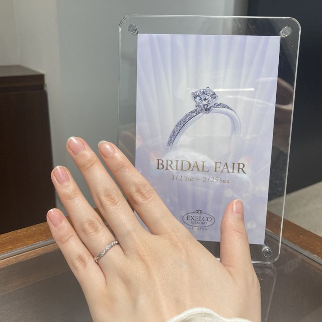 【エクセルコダイヤモンド(EXELCO DIAMOND)の口コミ】 デザインが気に入りました。婚約指輪が柔らかなV字のものだったので、重ね…