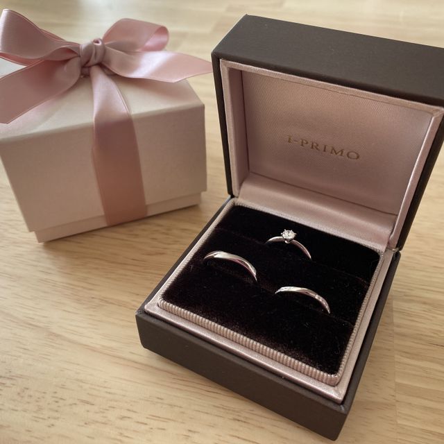 【アイプリモ(I-PRIMO)の口コミ】 婚約指輪は一石のシンプルな指輪を購入してもらいました。横から見るとハ…