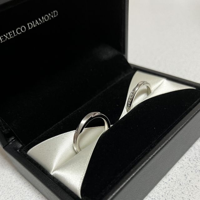 【エクセルコダイヤモンド(EXELCO DIAMOND)の口コミ】 新郎側はマットでかっこいい。シンプルでありながら斜めにクロスした形状…