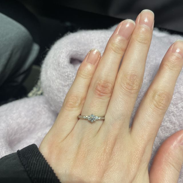 【エクセルコダイヤモンド(EXELCO DIAMOND)の口コミ】 ミル打ちのデザインに惹かれ、とても気に入りました。
メレダイヤモンドが…