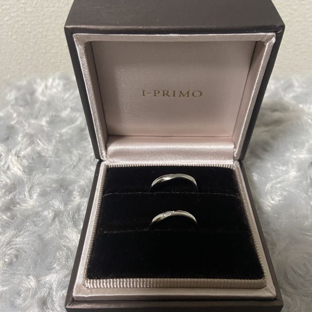 【アイプリモ(I-PRIMO)の口コミ】 手前の女性用の指輪は、シンプルですが、真ん中に小さなダイヤモンドが沢…