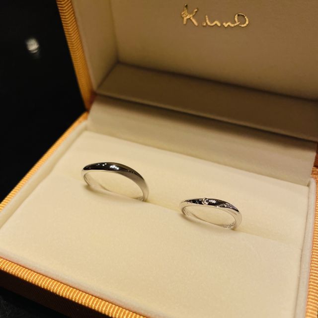 【ケイウノ ブライダル(K.UNO BRIDAL)の口コミ】 指輪のベースはお揃いにし、お互いの好みを取り入れて毎日付ける彼はシン…
