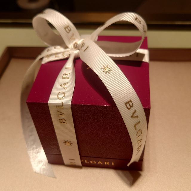 【ブルガリ(BVLGARI)の口コミ】 寄せては返す波をイメージしたデザインで他にはない特徴的な形です。ダイ…