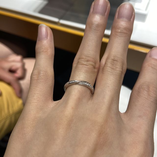 【銀座ダイヤモンドシライシの口コミ】 リングが細過ぎず、指の関節が太い私にも馴染む指輪でした。ダイヤが施さ…
