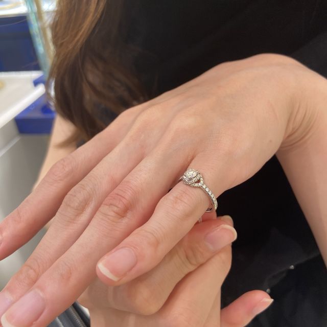 【ショーメ(CHAUMET)の口コミ】 ダイヤの周囲にデザインがあるので、実際のカラットより大きく華やかに見…