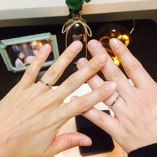 【銀座ダイヤモンドシライシの口コミ】 シンプルで、長く使えそうなデザインが決め手。婚約指輪との相性が良く、…
