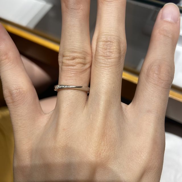 【俄(にわか)の口コミ】 ダイヤが施されているリングを探していました。こちらはダイヤがありなが…