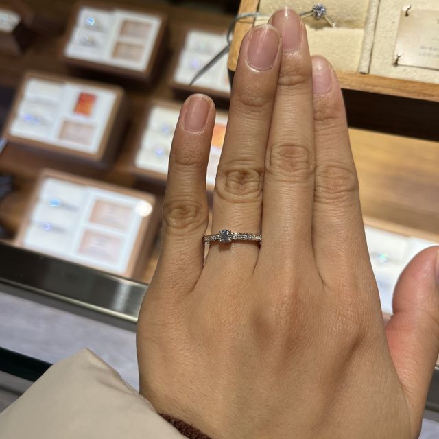 【Foulason(フレゾン)の口コミ】 センターダイヤモンドだけではなく、リング部分もダイヤモンドが付いてい…