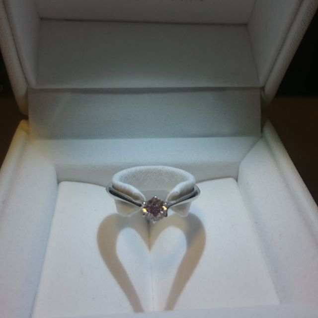 【STAR JEWELRY(スタージュエリー)の口コミ】 色々な指輪を試着してみたところ、リングの形は、正面部分が下にカーブし…