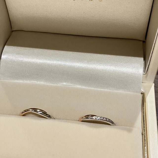 【宝寿堂(ほうじゅどう)の口コミ】 プラチナとピンクゴールドの組み合わせで、細身のウェーブデザイン。
派手…