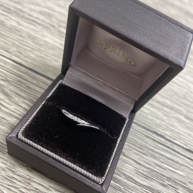 【アイプリモ(I-PRIMO)の口コミ】 デザインは仕事柄シンプルなのを探しており、婚約指輪とも相性の良かった…