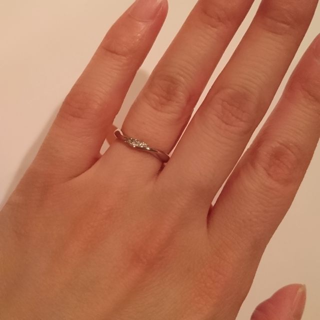 【ENUOVE(イノーヴェ)の口コミ】 華奢でシンプル、
凝ったデザイン、
ダイヤ付のリング

を探していました…