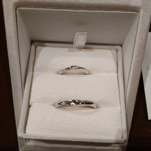 【ENUOVE(イノーヴェ)の口コミ】 華奢でシンプル、
凝ったデザイン、
ダイヤ付のリング

を探していました…