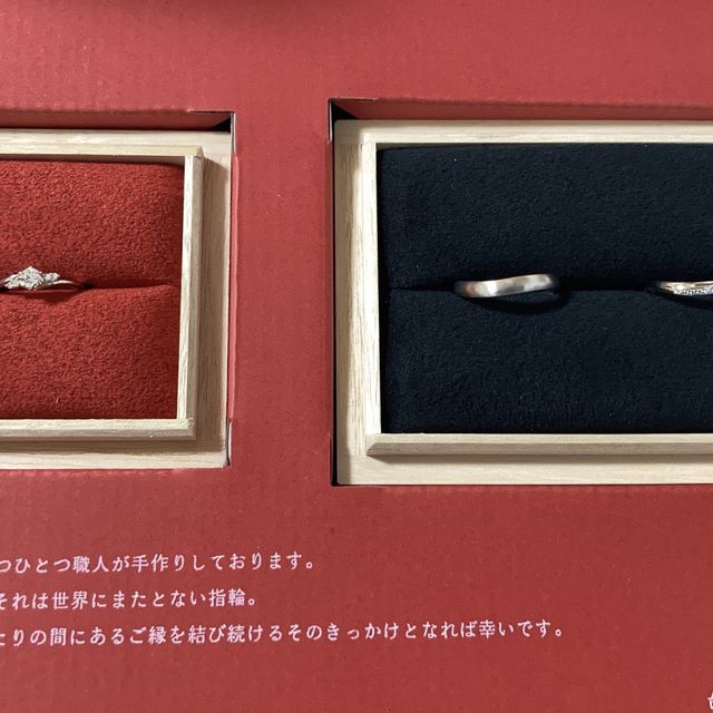 【出雲結(いずもゆい)の口コミ】 婚約指輪はダイヤを支える台座が凝ったデザインで素敵です。
結婚指輪のピ…