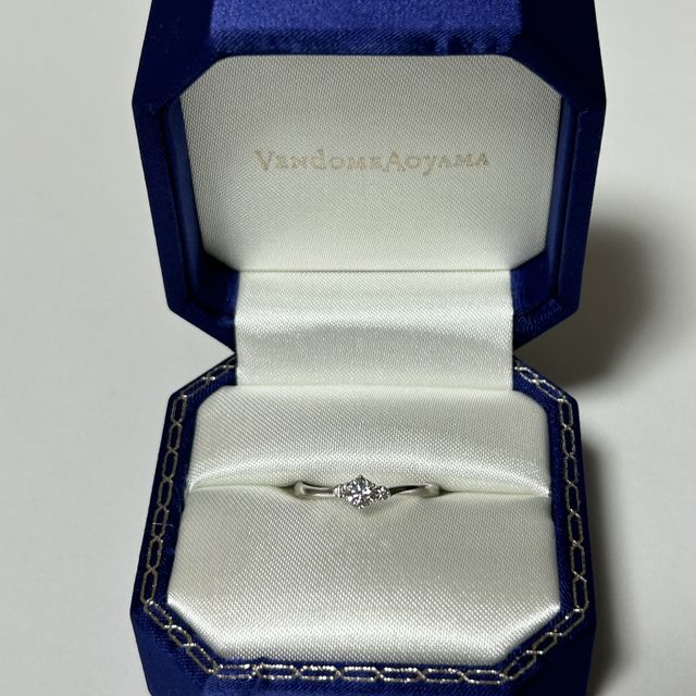 【ヴァンドーム青山(VENDOME AOYAMA)の口コミ】 サイドストーンがより一層センターのダイヤモンドを際立たせていて、女性…