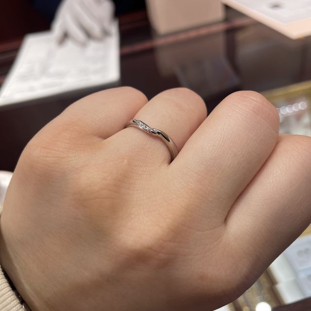 【ケイウノ ブライダル(K.UNO BRIDAL)の口コミ】 手と手を重ねたようになっているデザインでV字になっているので指が長く見…