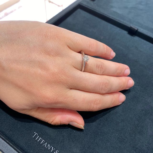 【ティファニー(Tiffany & Co.)の口コミ】 婚約指輪といえば、ティファニーだと思って試着しに行きました。ダイヤモ…