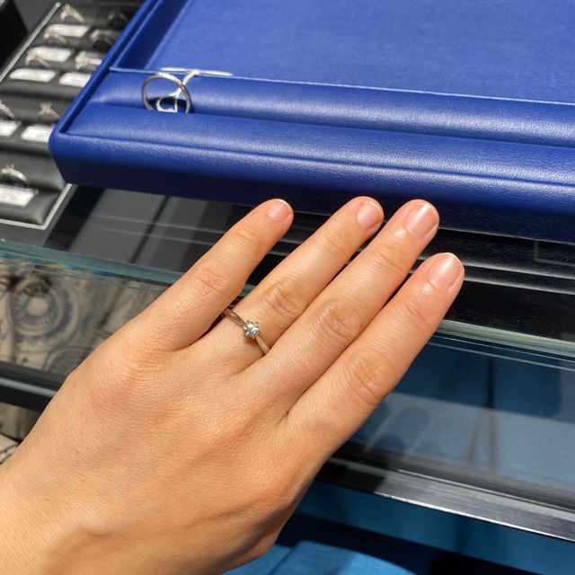 【銀座ダイヤモンドシライシの口コミ】 シンプルなデザインの婚約指輪がよく、シンプルながらも少しずつデザイン…