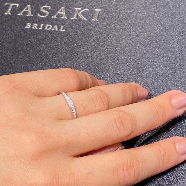 【TASAKI(タサキ)の口コミ】 細めのウェーブです。ハーフエタニティにも憧れがあったので、こちらの指…