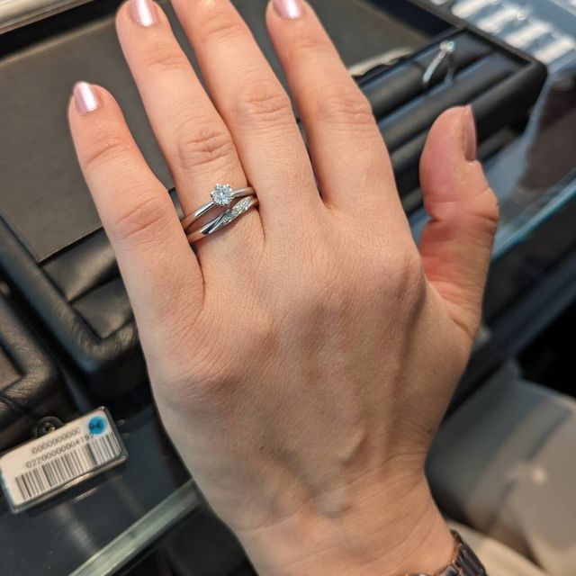 【エクセルコダイヤモンド(EXELCO DIAMOND)の口コミ】 シンプルな婚約指輪を探していました。同じようなデザインは、他店にもあ…