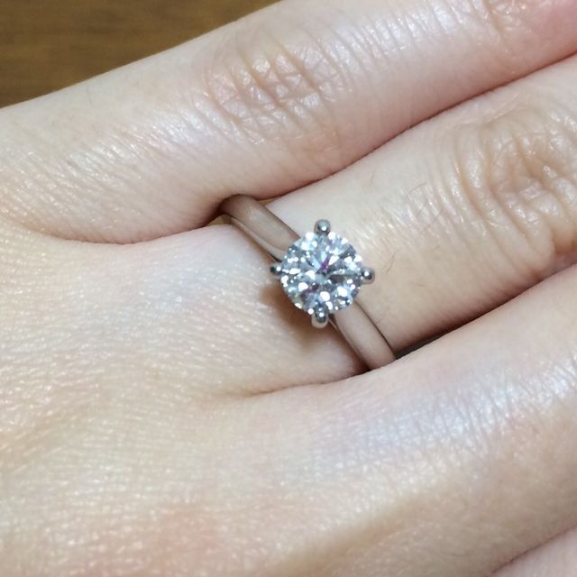 【カルティエ(Cartier)の口コミ】 婚約者と一緒に、色んなブランドの指輪を試着させて頂いて最後の方にカル…