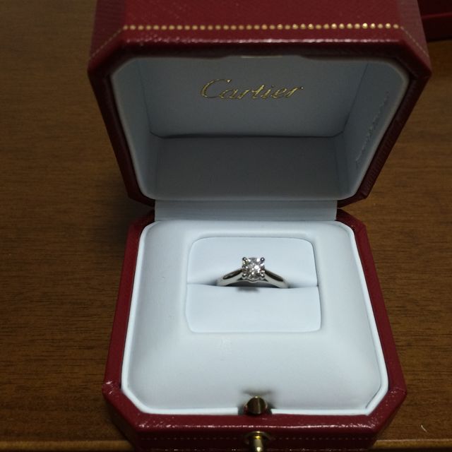 【カルティエ(Cartier)の口コミ】 婚約者と一緒に、色んなブランドの指輪を試着させて頂いて最後の方にカル…