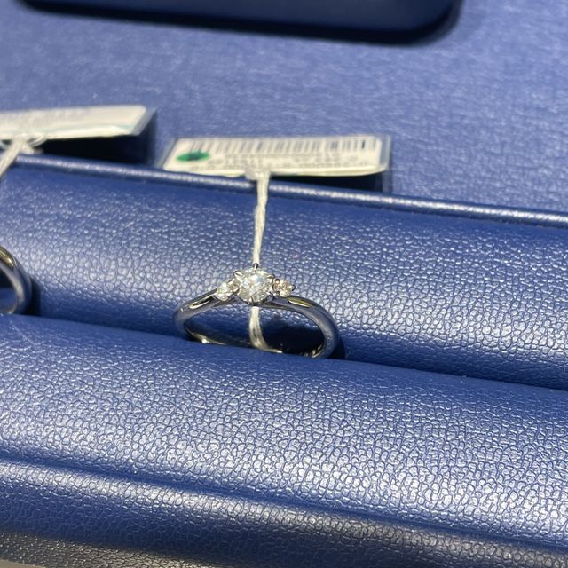 【銀座ダイヤモンドシライシの口コミ】 ダイヤモンドの輝きが大変綺麗で購入しました。ダイヤモンドの説明なども…