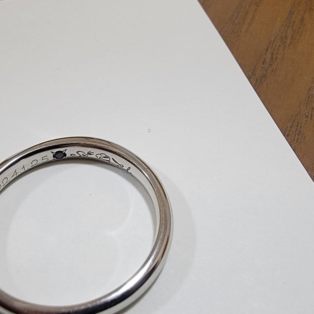 【ケイウノ ブライダル(K.UNO BRIDAL)の口コミ】 妻のリングはつけたときに見える部分全体がきらびやかに見えるやうにダイ…