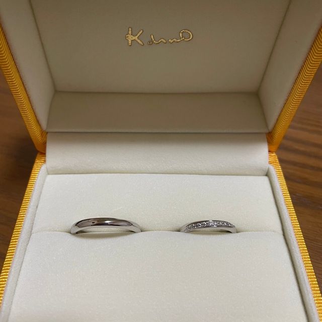 【ケイウノ ブライダル(K.UNO BRIDAL)の口コミ】 妻のリングはつけたときに見える部分全体がきらびやかに見えるやうにダイ…