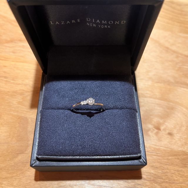 【ラザール ダイヤモンド(LAZARE DIAMOND)の口コミ】 一つのダイヤだけでなく、リングの片側にもダイヤが付いている点がこだわ…