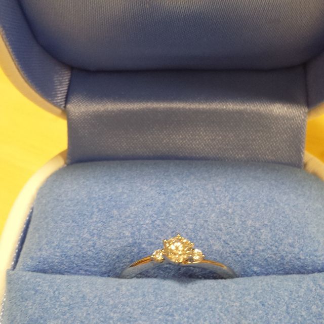 【銀座ダイヤモンドシライシの口コミ】 デザインがシンプルで長く着けられそうだったから。また、私がストレート…