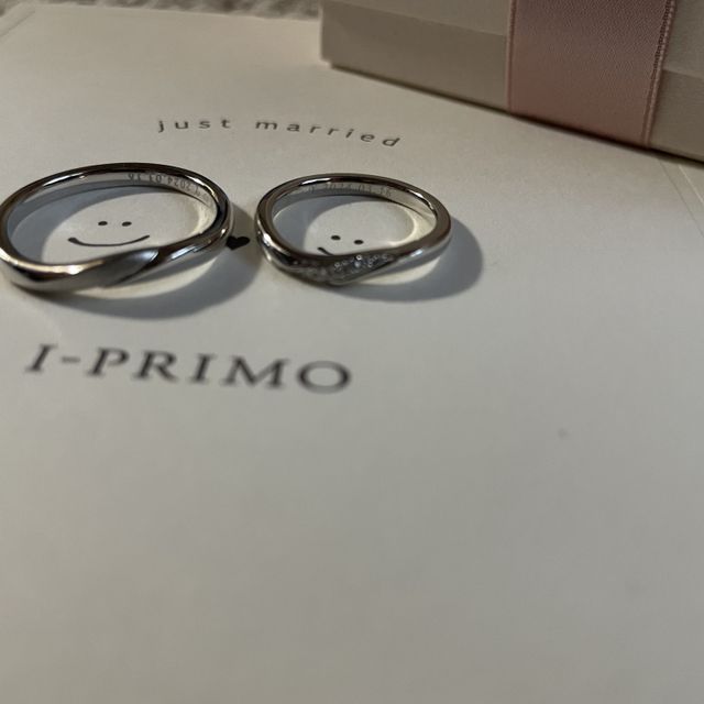 【アイプリモ(I-PRIMO)の口コミ】 女性用の指輪は、ダイヤが五つ入っていて離れてみても綺麗に見えますが、…