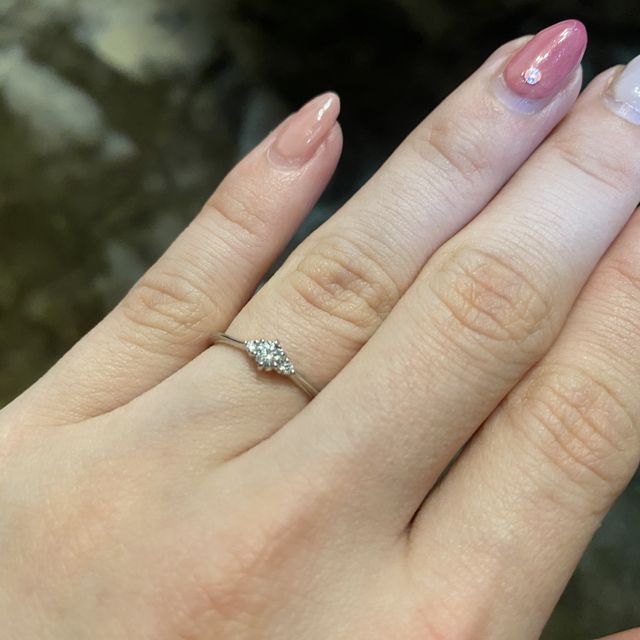 【garden ORIGINAL(ガーデンオリジナル)の口コミ】 ダイアモンドはVVS2のグレードなので、美しい輝きです。リングは細めでシ…