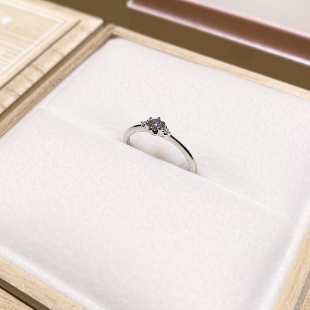 【garden ORIGINAL(ガーデンオリジナル)の口コミ】 ダイアモンドはVVS2のグレードなので、美しい輝きです。リングは細めでシ…