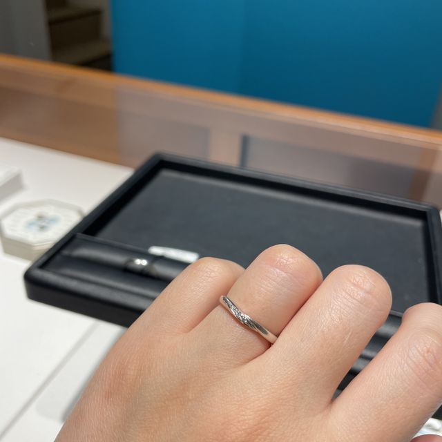 【エクセルコダイヤモンド(EXELCO DIAMOND)の口コミ】 婚約指輪は購入なしなかったので、結婚指輪は少しダイヤが入ったデザイン…