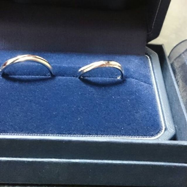 【銀座ダイヤモンドシライシの口コミ】 指が短くて太いふたりですが、Vやウェーブなら長くきれいに見えることを教…