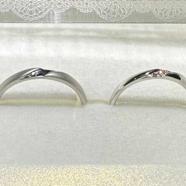 【LEGAN(レガン)の口コミ】 シンプルなデザインですが、3石ダイヤの内の両端は濃いピンクダイヤへグレ…